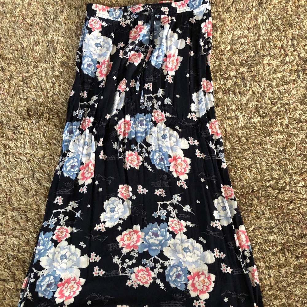 Maxi skirt with a slit on the sides